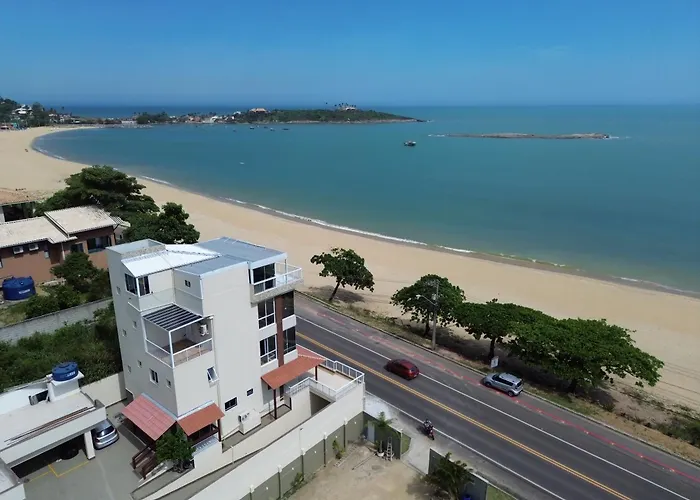 Ipe Amarelo - Frente Ao Mar Na Praia De Meaipe, Guarapari